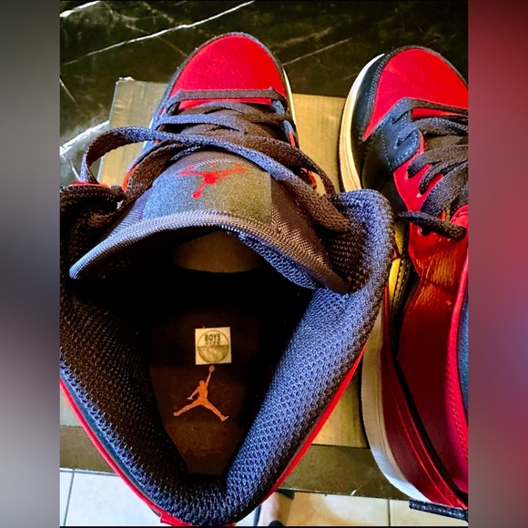 Nike shoes (Big Girls) - Picture 5 of 10